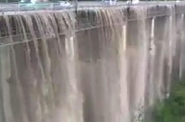 Після зливи міст у Кам'янець-Подільському перетворився на водоспад