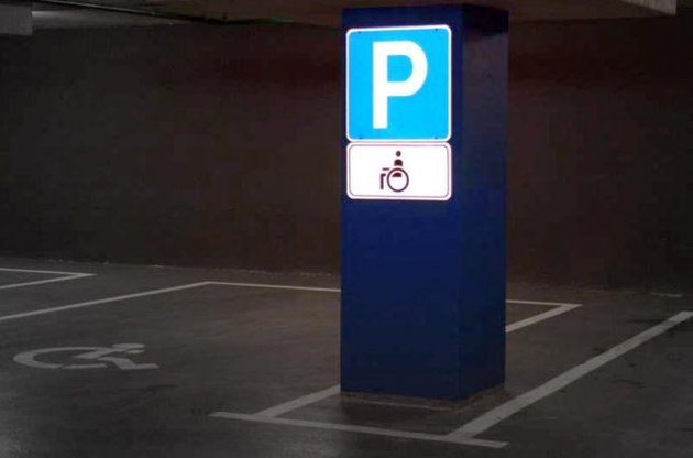 Рада увеличила штрафы за парковку на местах для инвалидов