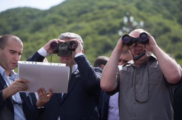 Порошенко подивився на "русский мир" в бінокль