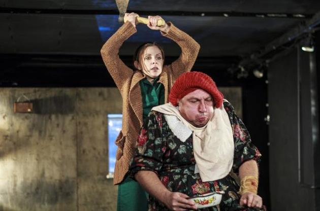 Сцена зі спектаклю "Королева краси"