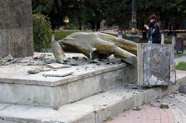 МЗС Росії пообіцяв відповісти Польщі за знесення комуністичних пам'ятників