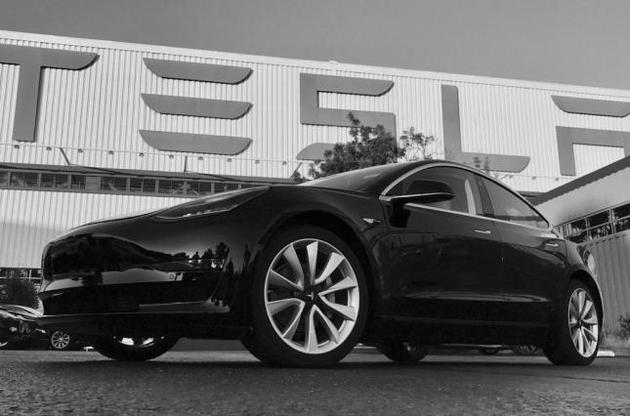Илон Маск показал фото первой серийной Tesla Model 3