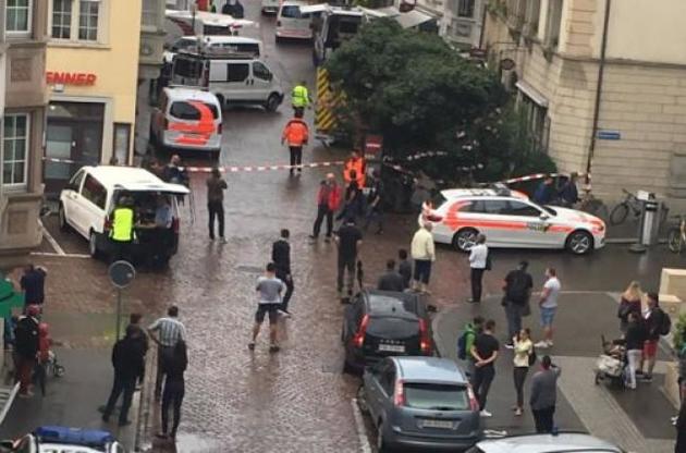 У маленькому містечку в Швейцарії злочинець напав з бензопилою на людей