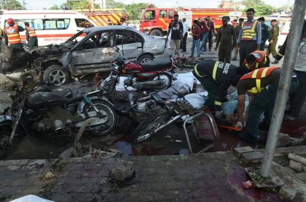 В Пакистане смертник вьехал в группу полицейских и подорвал себя. Погибли 25 человек.