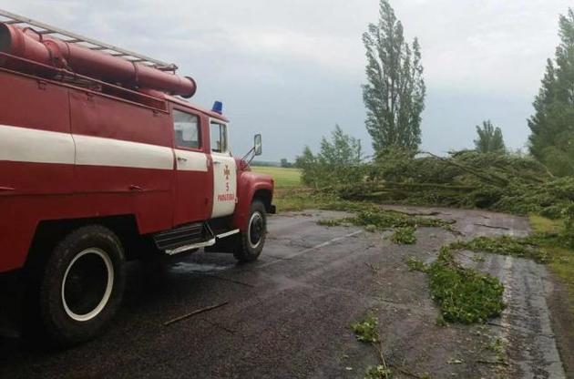 До ліквідації наслідків негоди залучили рятувальників і спецтехніку