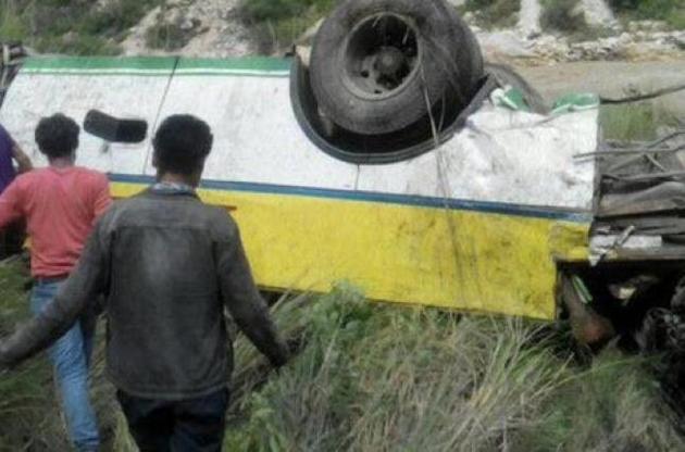В Индии автобус упал в ущелье, погибли 28 человек