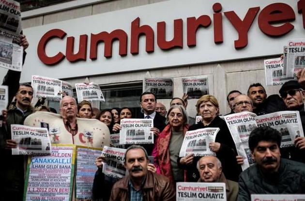 В Турции судят 17 журналистов по обвинению в помощи терористам