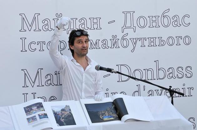 Юрій Білак презентує свій альбом у музеї Тараса Шевченка в Києві.