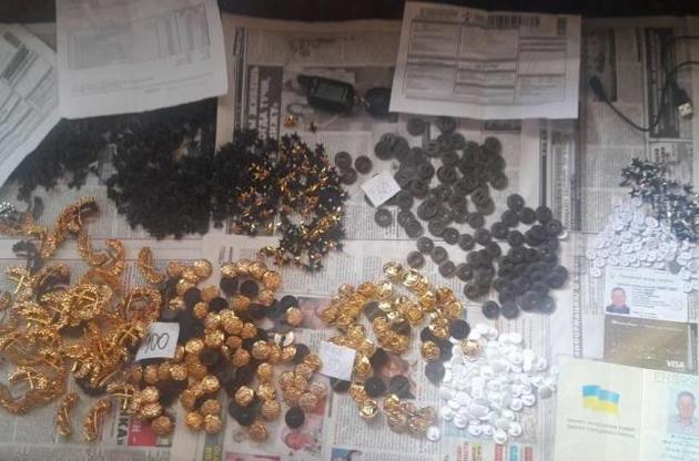 Затриманий віз на окуповану територію Донбасу гудзики та зірки з символікою ЗС окупантів