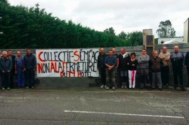 Во Франции возвели стену вокруг отеля, протестуя против проживания там мигрантов