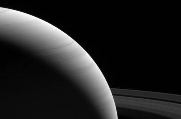 Cassini передала на Землю снимок рассвета на Сатурне