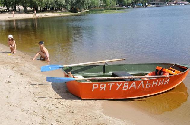 Київські комунальники заборонили купатися на 11 пляжах столиці