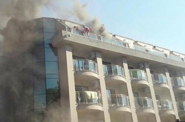 В Турции загорелся отель, эвакуировали не менее 400 человек