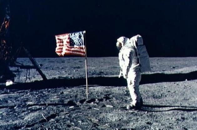 Сумка Нила Армстронга с образцами лунный пыли продана на аукционе