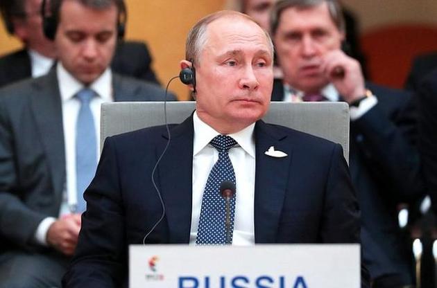 Путин пообещал выдворить из России 755 американских дипломатов в ответ на санкции