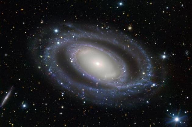 Астрономы получили снимок необычной спиральной галактики