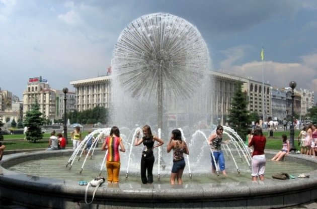 В Киеве из-за жары будут чаще поливать газоны и клумбы