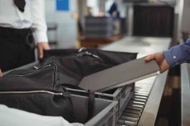 У США повністю скасували заборону на перевезення ноутбуків в салонах літаків