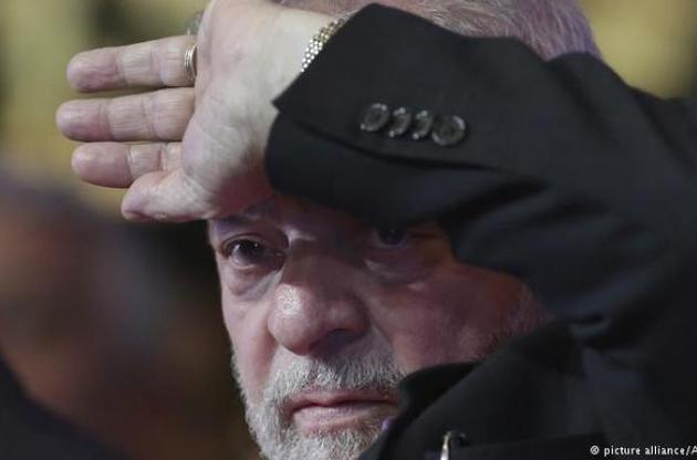 Экс-президента Бразилии приговорили почти к 10 годам тюрьмы за коррупцию