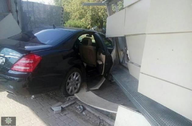 В Харькове автомобиль протаранил остановку, есть пострадавшие