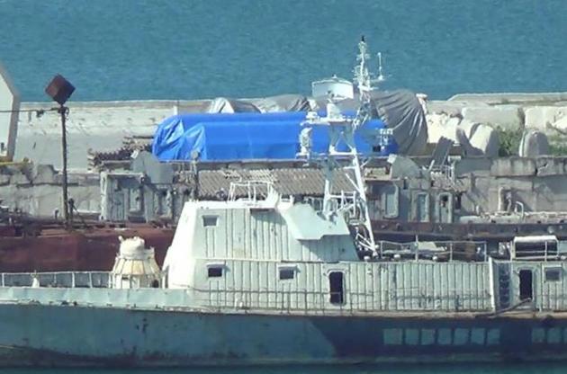 Репортеры сняли загадочный груз в порту Феодосии