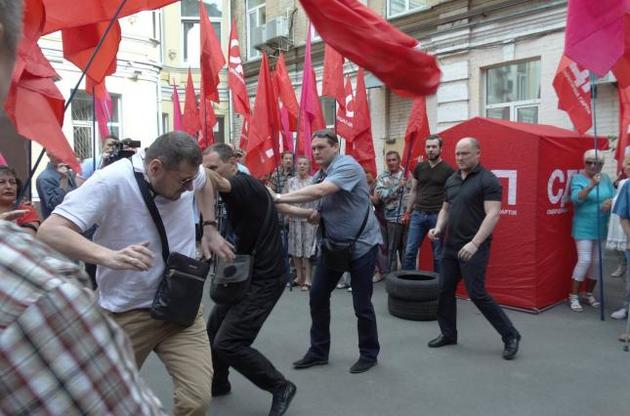 Народные депутаты устроили потасовку