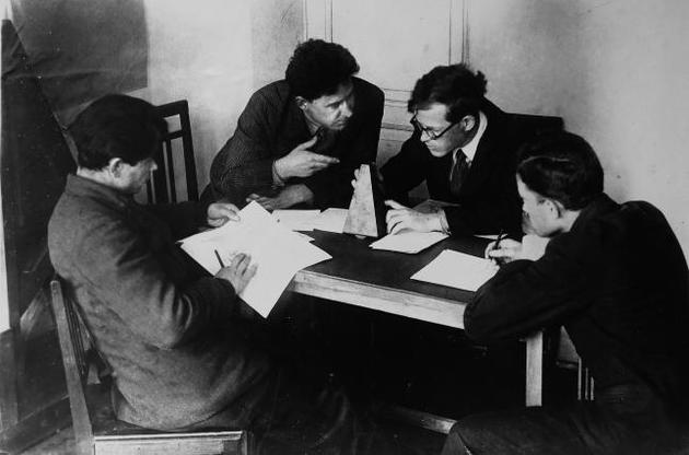 На знімку: зліва направо — Євген Горбач, Іполит Лазарчук, композитор Олександр Зноско-Боровський,
Семен Гуєцький. Фото 30-х років