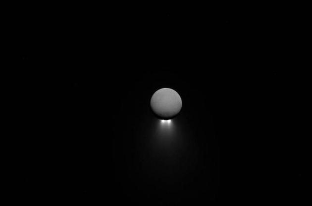 Cassini передала на Землю знімок гейзерів Енцелада