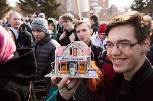 Активисты рассказывают молодым россиянам о правах человека во время специальных молодежных лагерей.