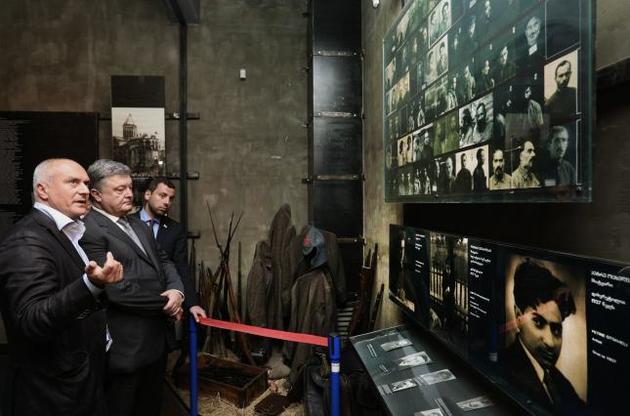 Порошенко показали Музей советской оккупации в Тбилиси