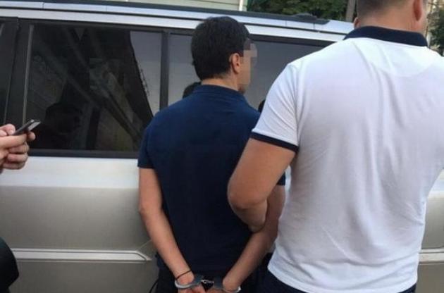 Оперативники затримали головного спеціаліста на одній з вулиць Одеси під час отримання чергового хабара