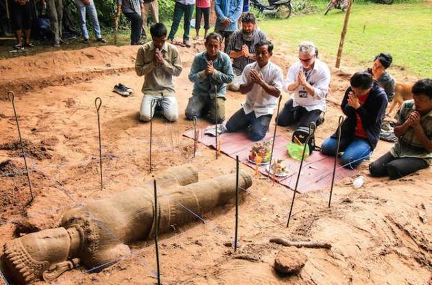 Археологи нашли в Ангкоре двухметровую древнюю статую