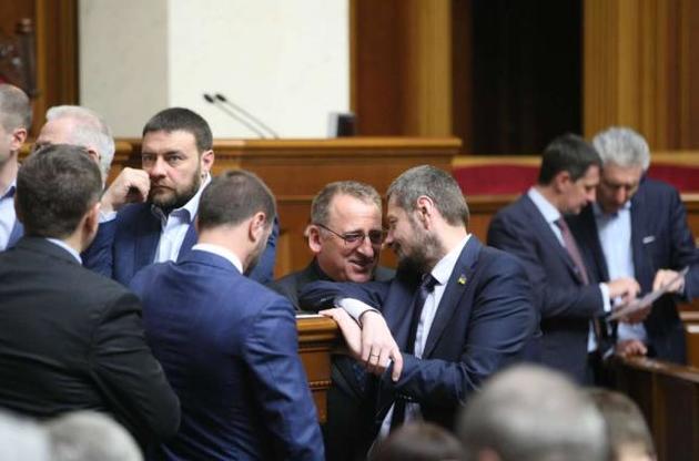 Украинцы доверяют медицинским советам от народных целителей чуть больше, чем от народных депутатов