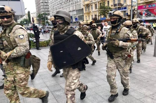 Правоохоронці обшукують службові приміщення Київської ОДА