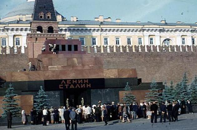 Путин пообещал Зюганову оставить Ленина в мавзолее
