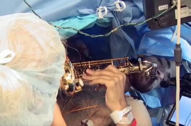 Музыкант сыграл мелодию на саксофоне во время удаления опухоли мозга