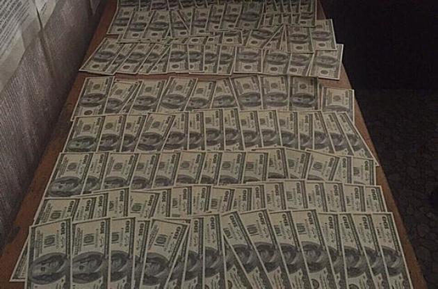 Поліцейські вимагали у жінки дві тисячі доларів за виконання власних професійних обов'язків