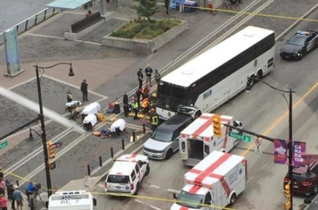 В Канаде автобус въехал в пешеходов.