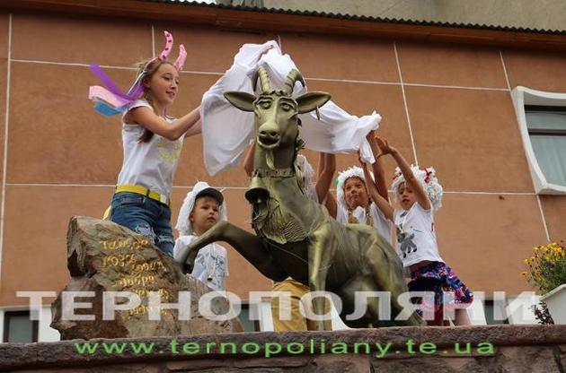 На Тернопільщині поставили пам'ятник козі