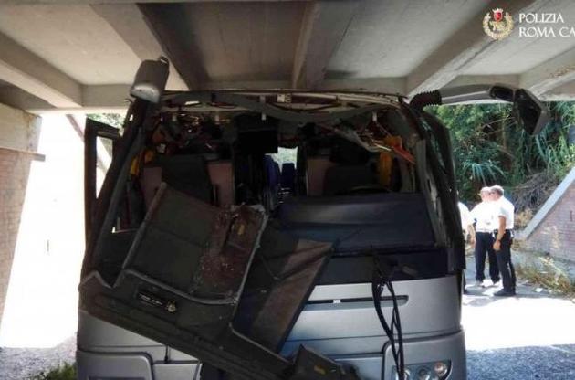 У Римі автобус протаранив міст, частину даху знесло.