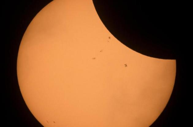 Опубліковано відео МКС на тлі Сонця під час затемнення