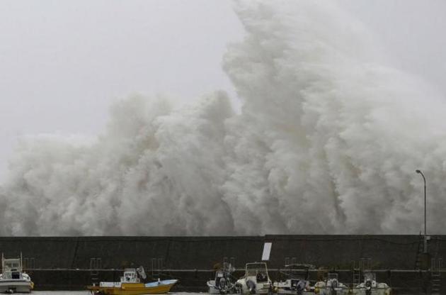 Мощный тайфун обрушился на Японию, пострадали более 50 человек