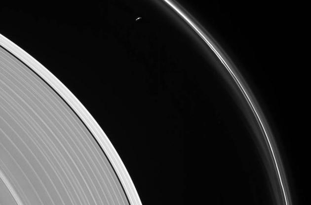 Cassini передала на Землю снимок Прометея между кольцами Сатурна