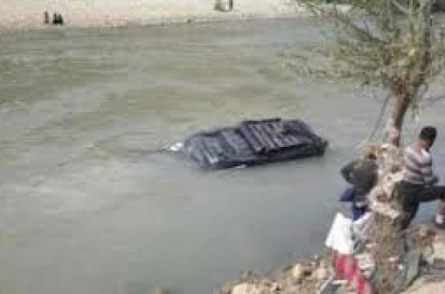 У Таджикистані автобус впав у річку, загинули 10 людей