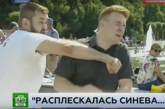 У День десантника в Москві журналіста НТВ побили в прямому ефірі