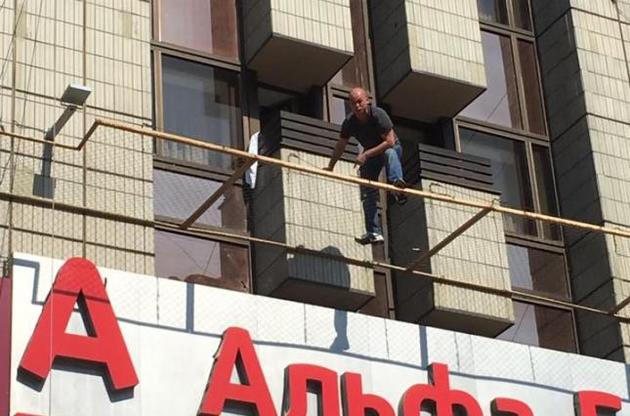 Мужчину, угрожавшего прыгнуть с третьего этажа отеля в Киеве, уговорили перебраться на безопасный балкон