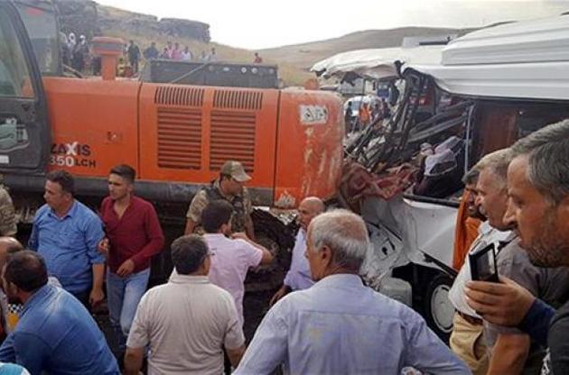 Кран упал на микроавтобус