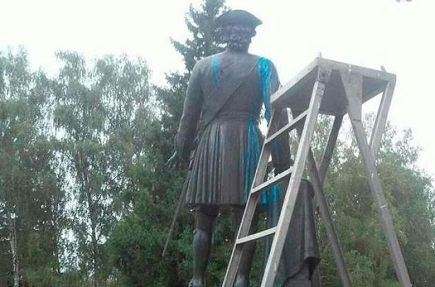 Памятник Петру I под Полтавой облили синей краской