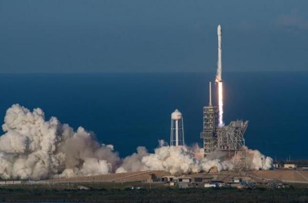 SpaceX запустила ракету-носитель Falcon 9 с "мини-шаттлом" на борту