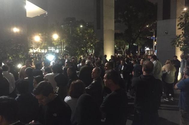 В Мехико из-за землетрясения люди ночью выбегали на улицы.